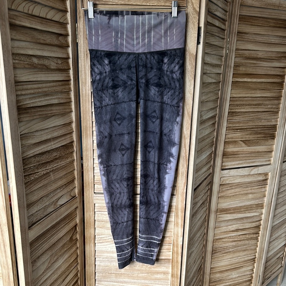 Stylish Black and Gray Patterned Leggings